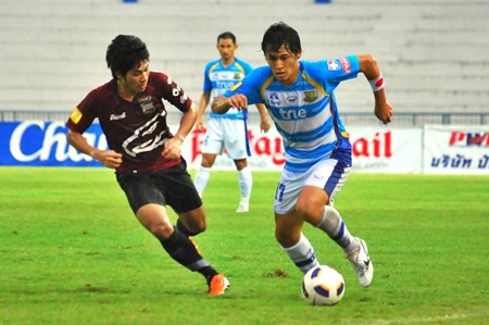 Pattaya United’s Keisuke Ogawa, right, attacks the Insee Police United defence during the first half of their Thai Premier League fixture in Chonburi, Saturday, May 14. (Photo/Ariyawat Nuamsawat)